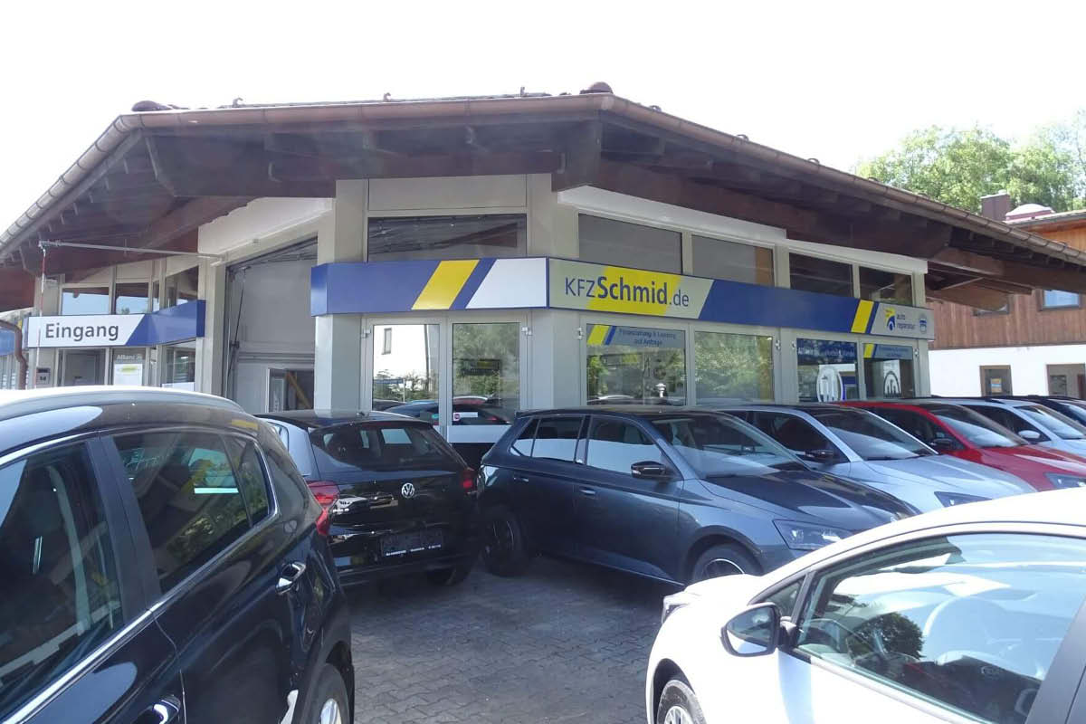 Zu sehen ist die Außenansicht von Autohaus Schmid in Weilheim in Oberbayern, Am Weidenbach 5d