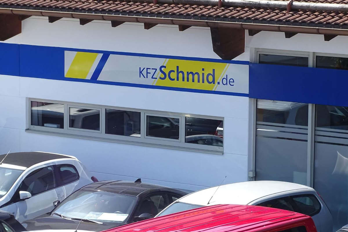 Zu sehen ist die Außenansicht von Autohaus Schmid in Weilheim in Oberbayern in der Pütrichstrasse 33
